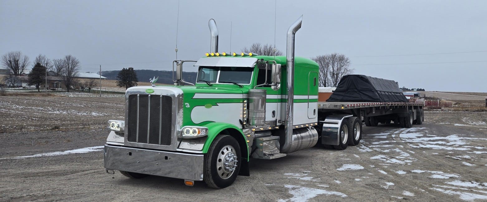 Picture of a Peterbuilt Green and white Semi